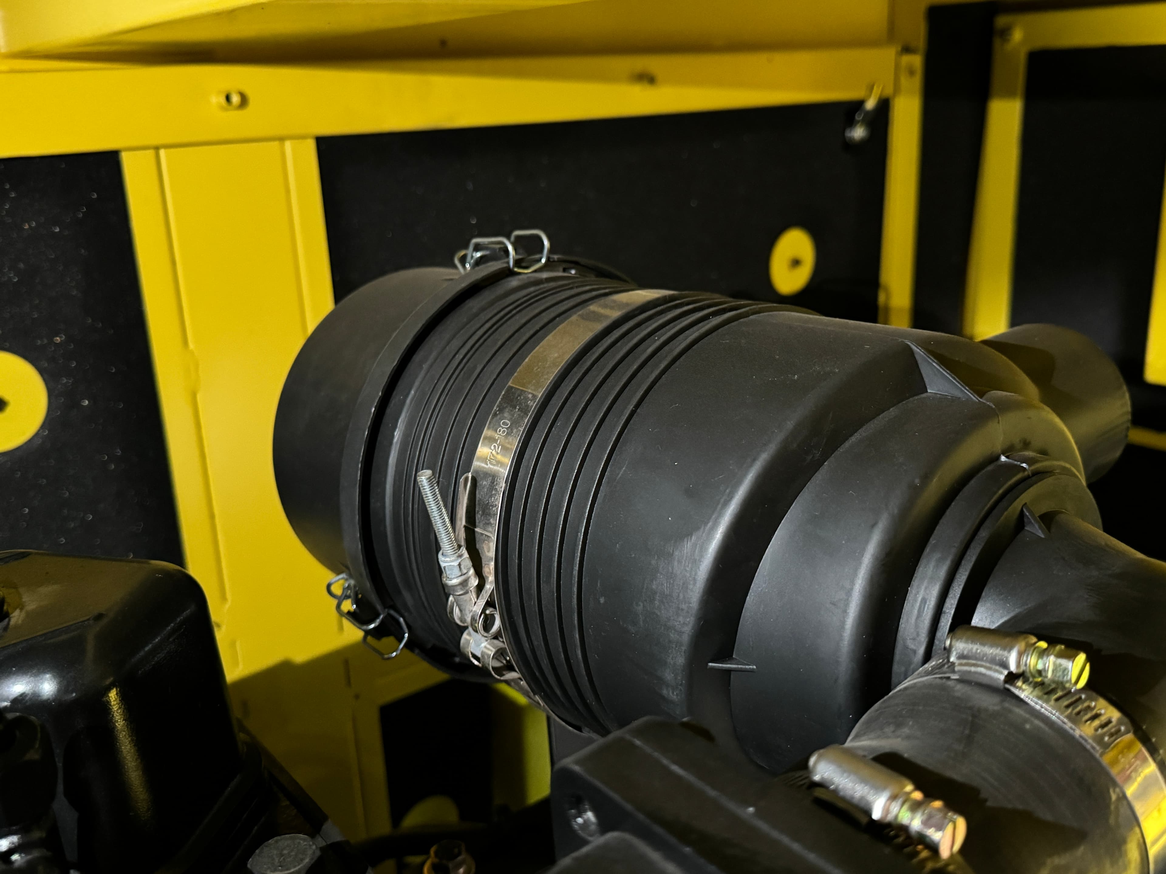 Дизельный генератор Vektor AD-20Y-T400 в шумозащитном кожухе с АВР