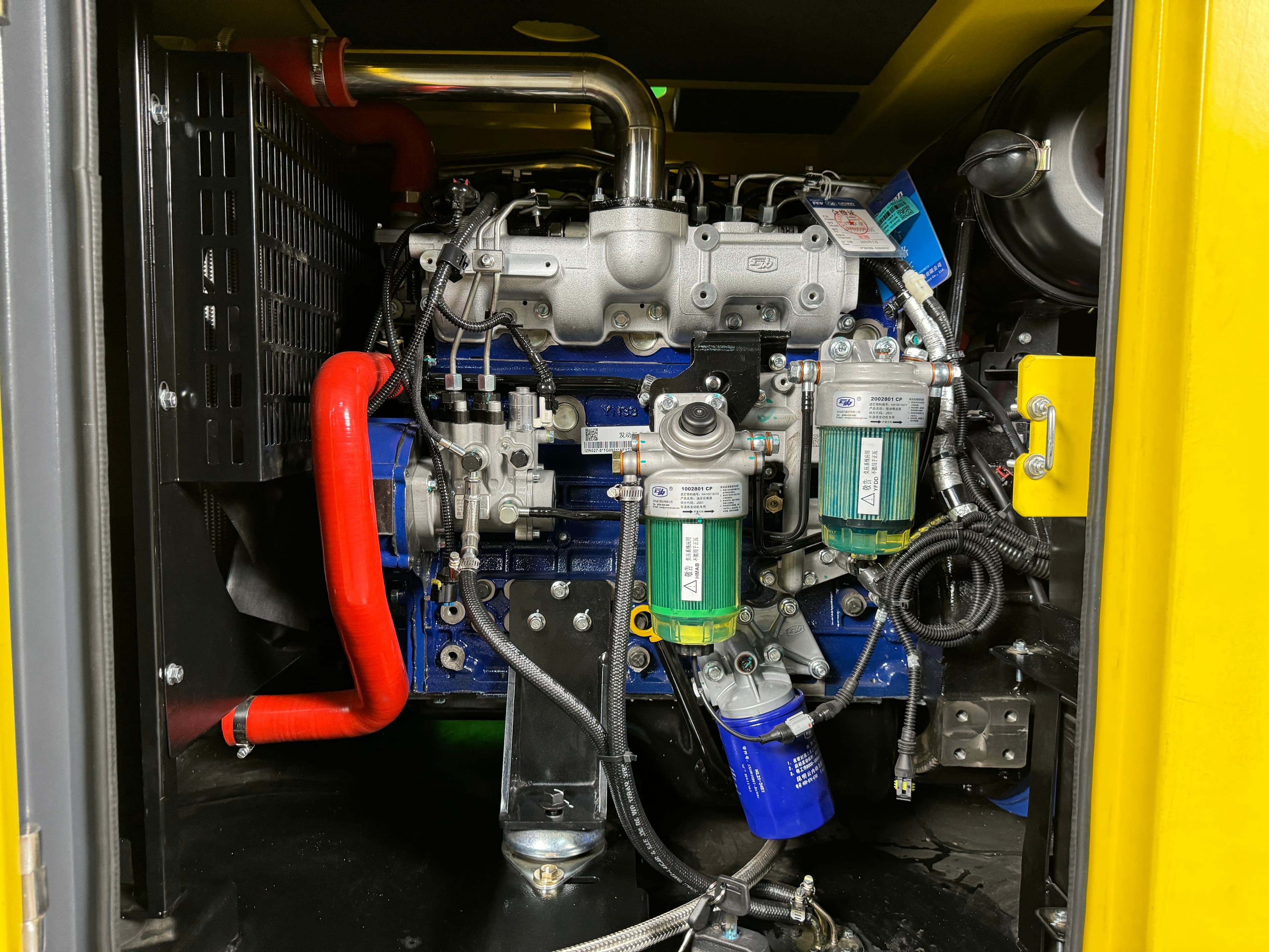 Дизельный генератор Vektor AD-70Y-T400 в шумозащитном кожухе