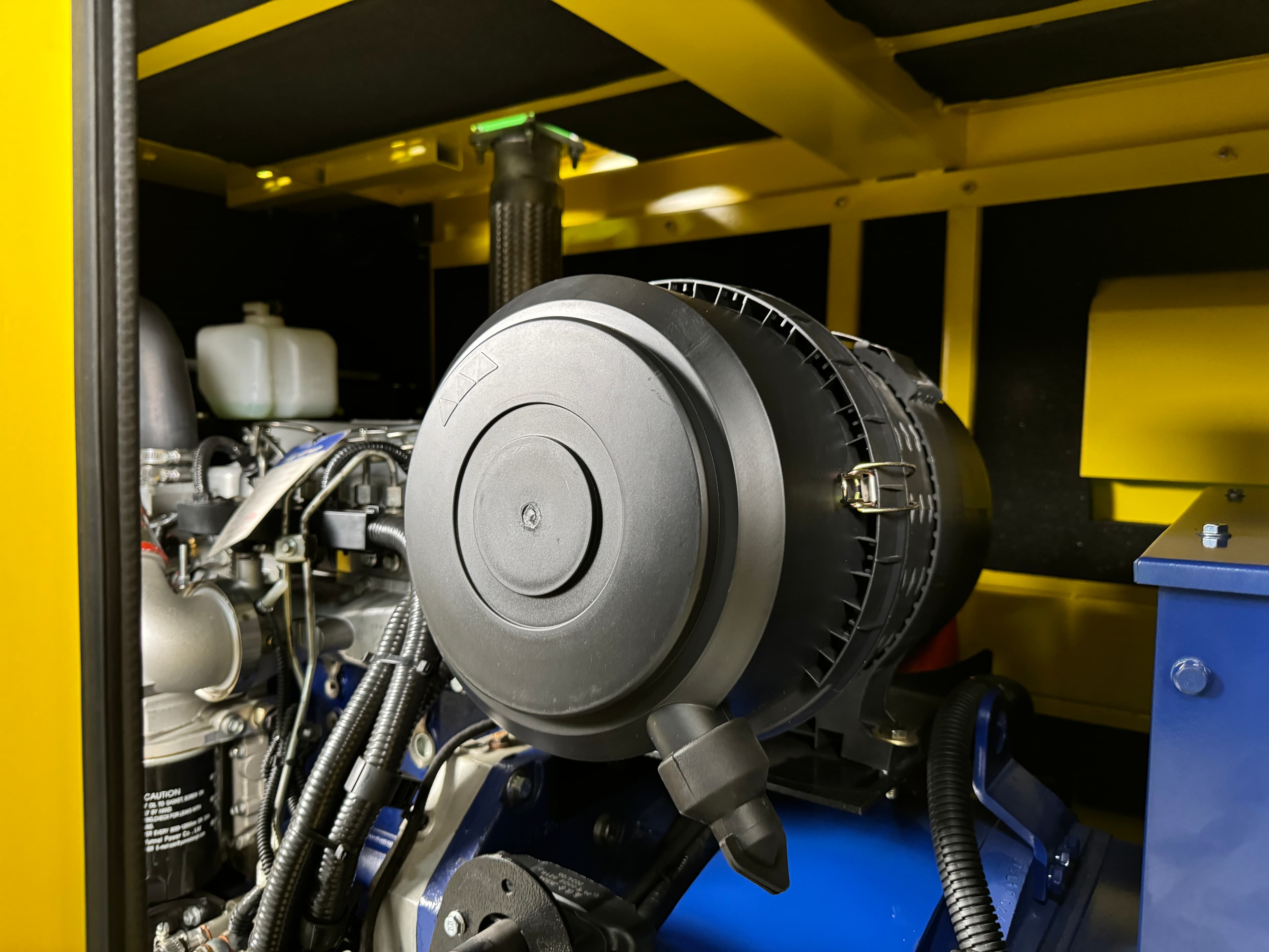 Дизельный генератор Vektor AD-100Y-T400 в шумозащитном кожухе с АВР