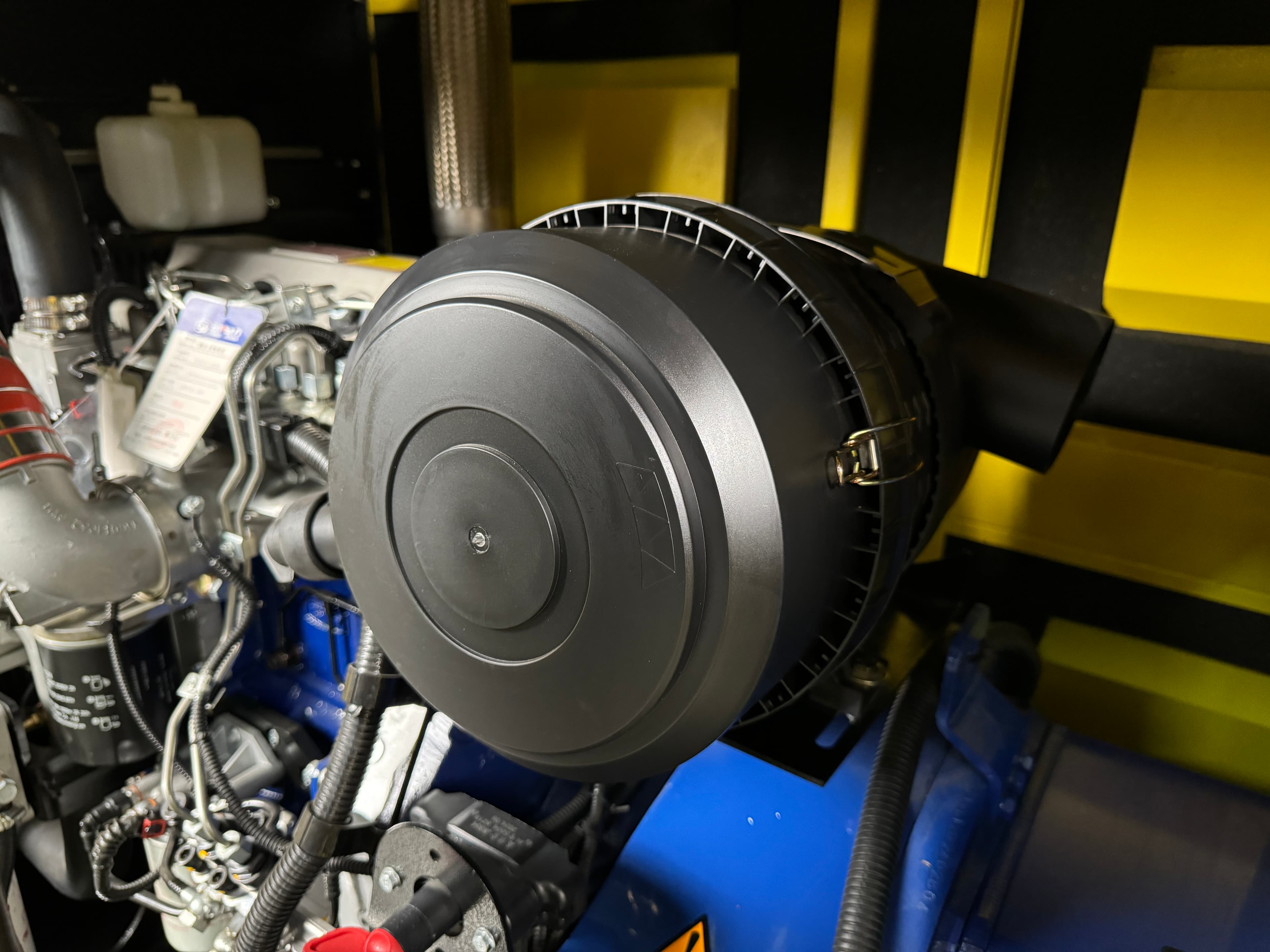 Дизельный генератор Vektor AD-120Y-T400 в шумозащитном кожухе с АВР